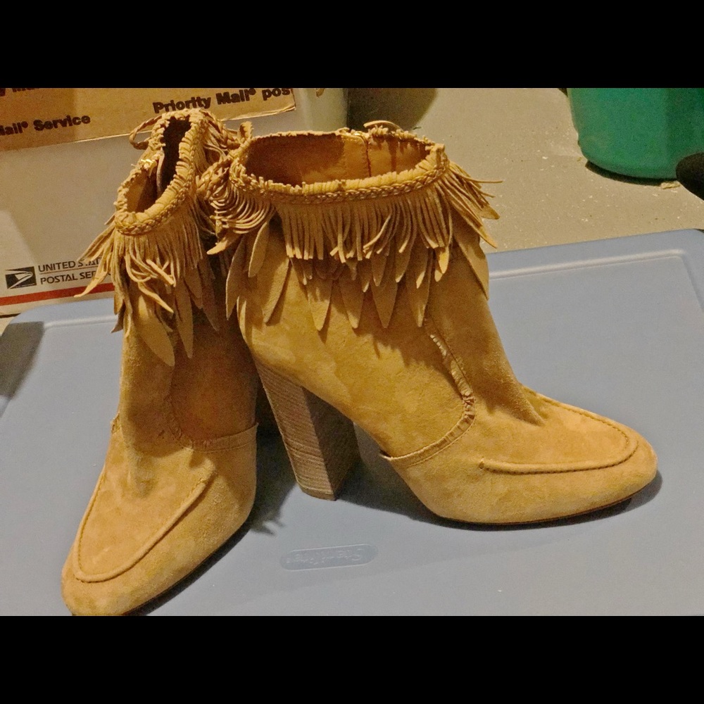 Display new Aquazzura ankle boots 39